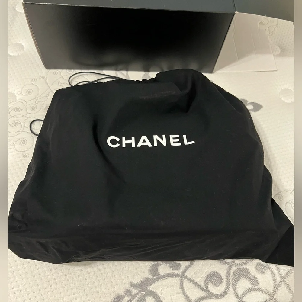 Chanel shoulder handbag with zipper